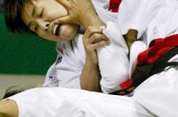 新西兰选手在柔道比赛中勇夺金牌