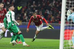 爱游戏馆-意甲赛场上球员发生了一场激烈的肢体冲突