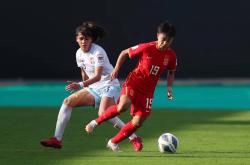 爱游戏官网app-足球场上，女运动员们兢兢业业