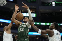 爱游戏在线登录-雄鹿轻取马刺，稳坐东部榜首