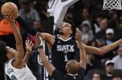 爱游戏竞技-灰熊关键时刻失误，遭遇逆转惨败