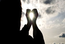 爱游戏直播-足坛赛事掀起的一场场势均力敌的对抗，足坛传来噩耗