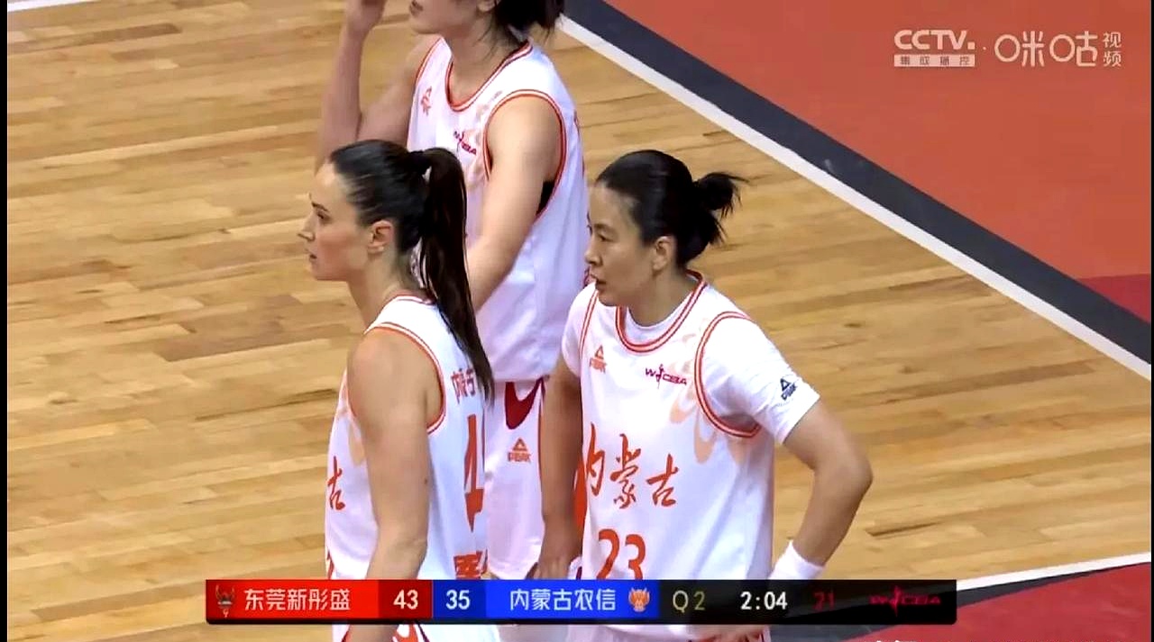 精彩对决中，女球队以出色表现击败对手