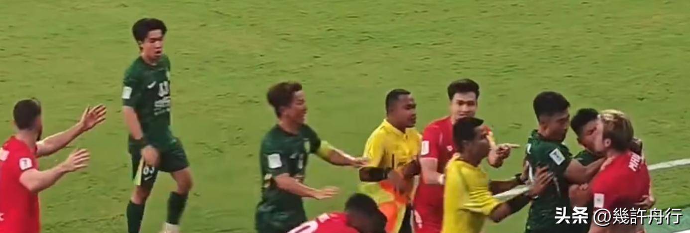 比赛中暴发冲突，球员遭罚下场