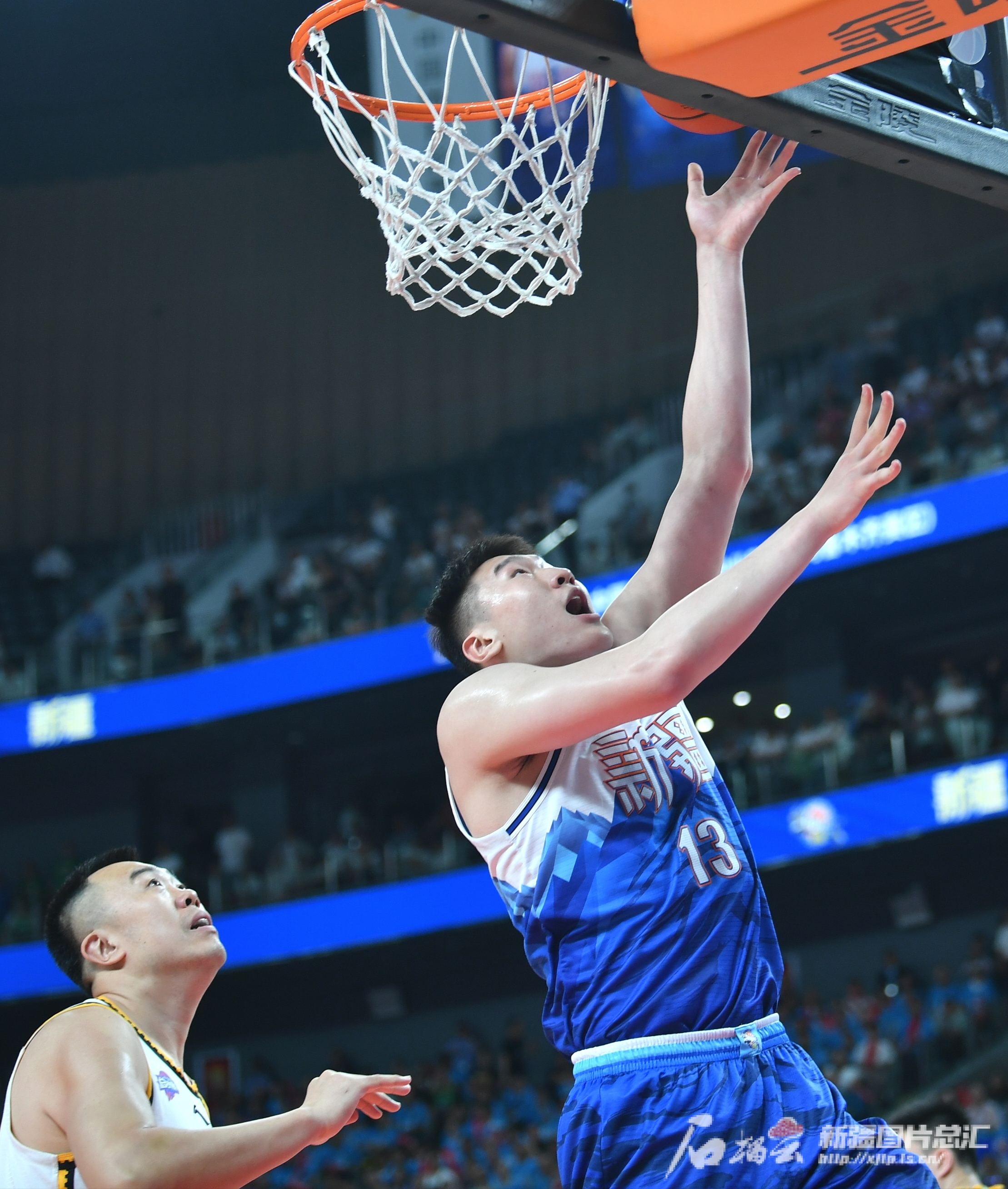新疆男篮大胜登上榜首!球队表现强势 新疆男篮大胜登上榜首!球队表现强势