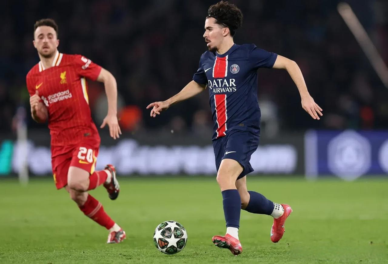 关于巴黎圣日耳曼中场控球出色，配合默契的信息