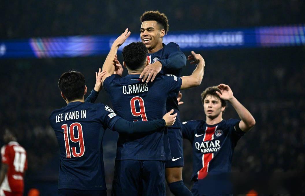 关于巴黎圣日耳曼中场控球出色，配合默契的信息