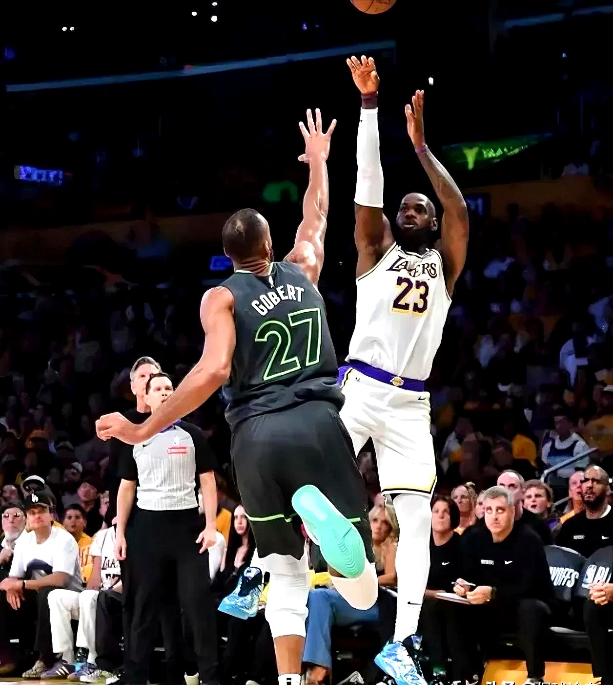 湖人大胜森林狼，继续保持不败