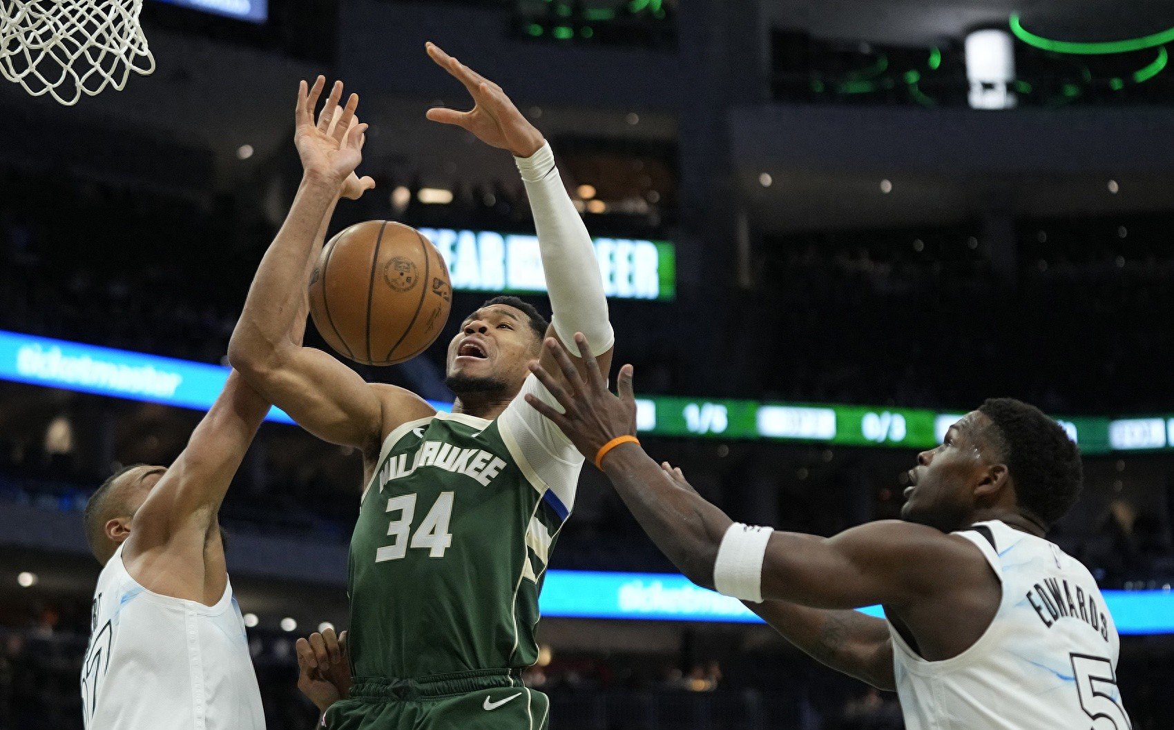 雄鹿轻取马刺,稳坐东部榜首 雄鹿轻取马刺,稳坐东部榜首