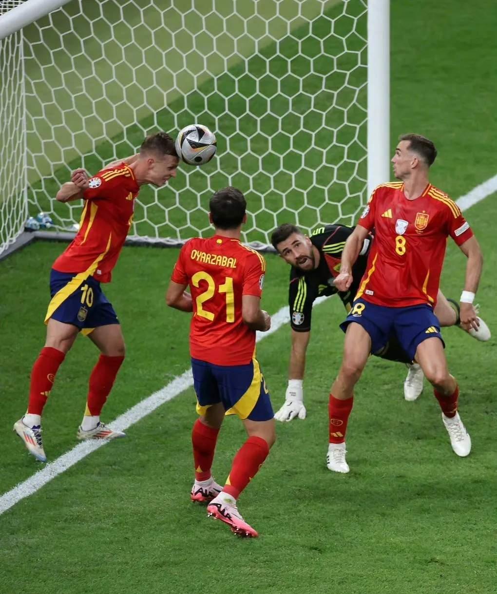 足球场上的激烈角逐让人目不转睛的简单介绍 足球场上的激烈角逐让人目不转睛的简单介绍