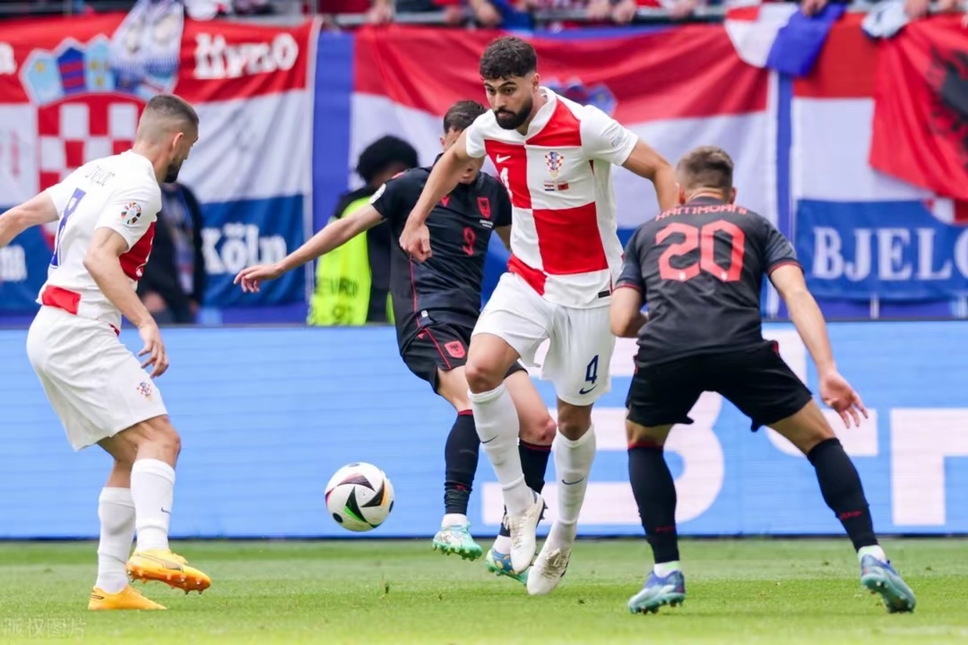 足球场上的激烈角逐让人目不转睛的简单介绍 足球场上的激烈角逐让人目不转睛的简单介绍