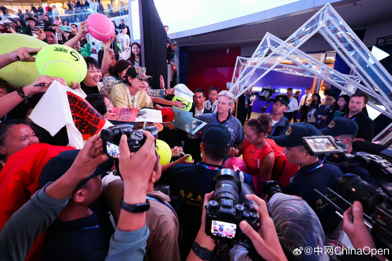 包含沸腾!球迷聚集为偶像加油打Call!的词条 包含沸腾!球迷聚集为偶像加油打Call!的词条