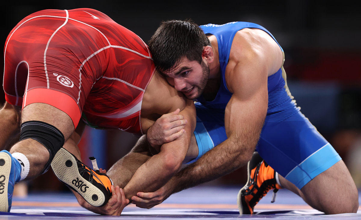 运动员实力比拼,比赛激烈紧张 运动员实力比拼,比赛激烈紧张